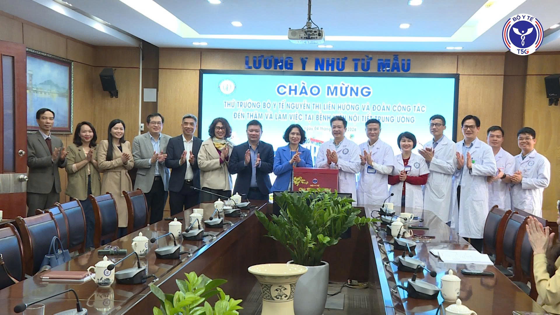 Thứ trưởng Bộ Y tế Nguyễn Thị Liên Hương thăm, chúc tết Bệnh viện Nội tiết Trung ương